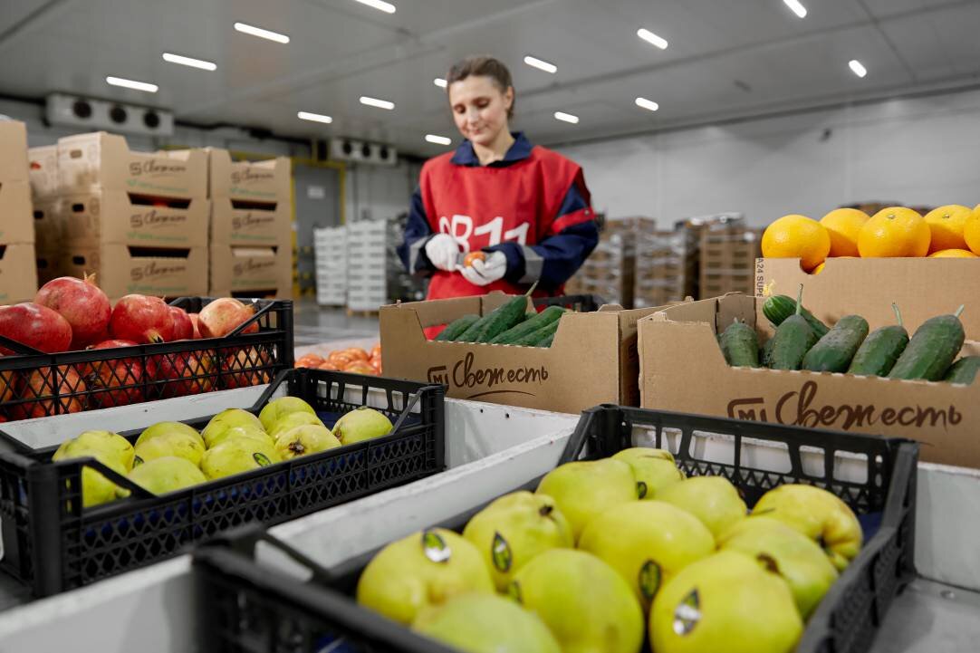 В дарксторах «Магнит» сотрудники бережно собирают заказы покупателей