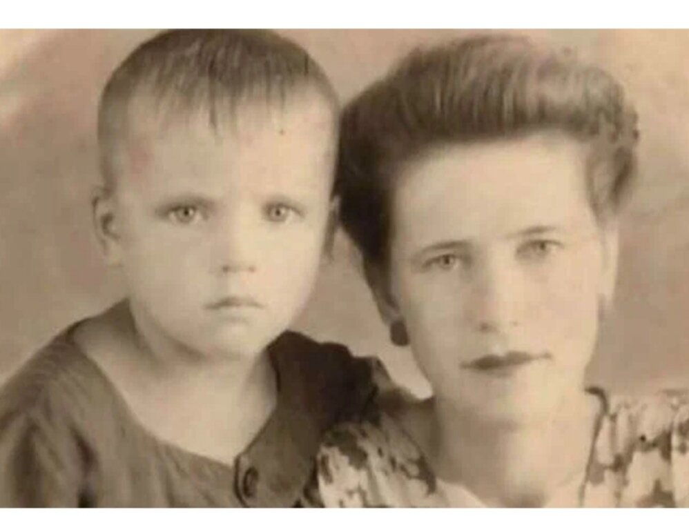 В детстве с мамой. Фото:biographe.ru