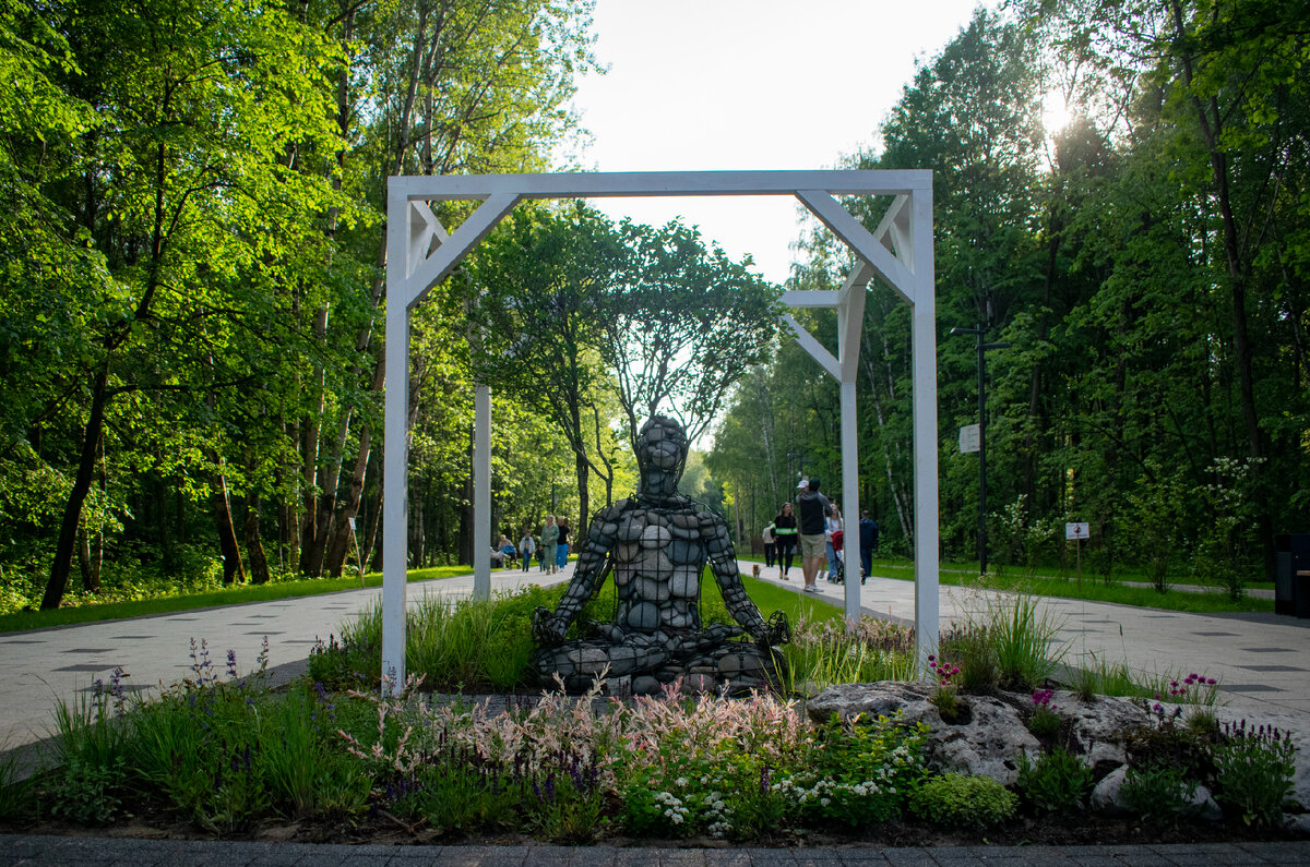 Центральный вход в парк. Статуя в позе лотоса оригинально вписалась в проект. Фотография автора статьи. 