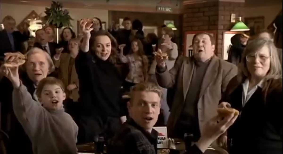 Посетители пиццерии славят Михаила Горбачева, реклама Пиццы Хат, 1997 год.