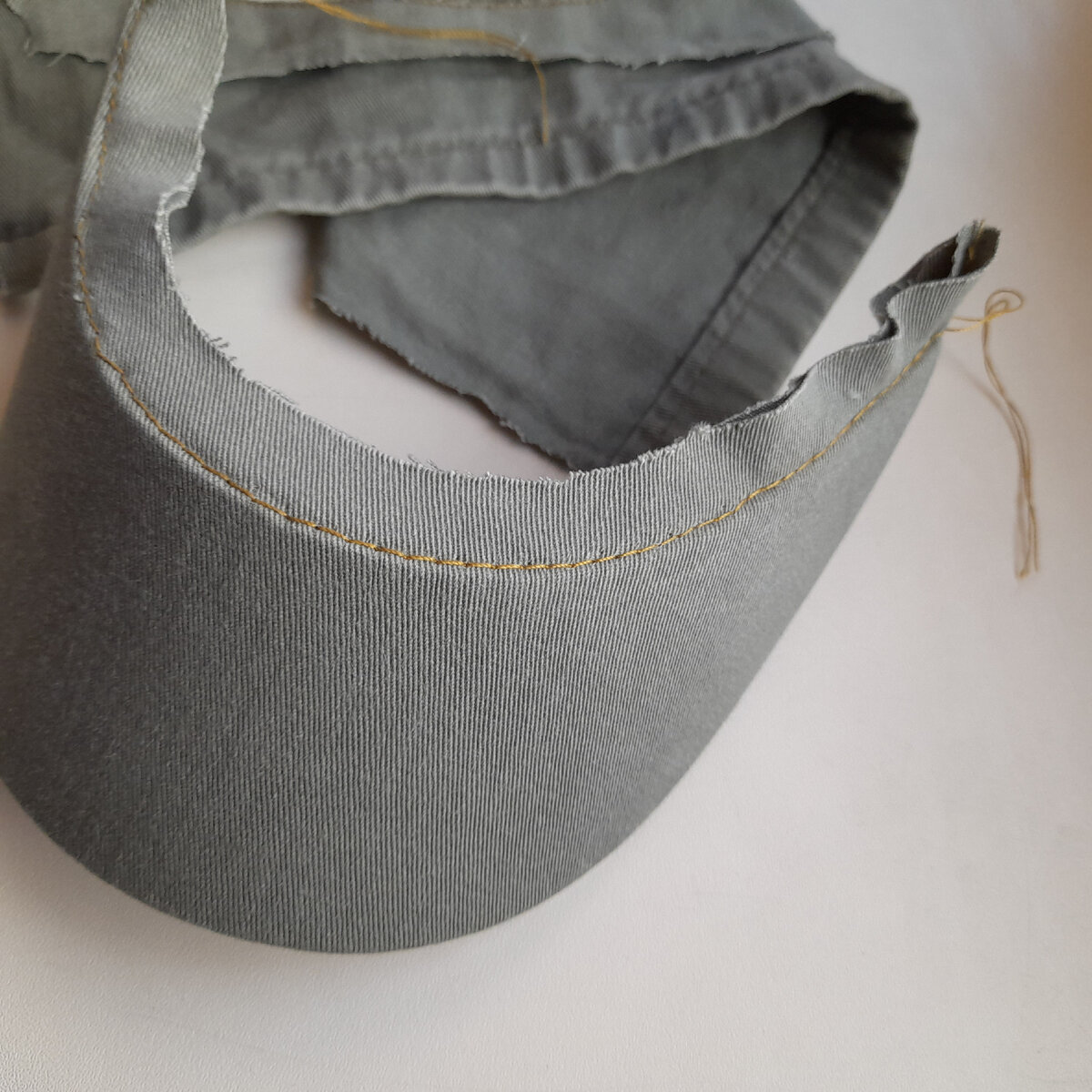 С этим козырьком я собираюсь сшить бандану из платка. Есть еще варианты из вязаных ободков, повязок с козырьком.