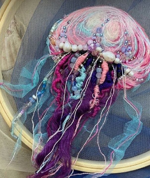 Пример вышитой медузы разобранный на встрече клуба кутюрной вышивки для вдохновения