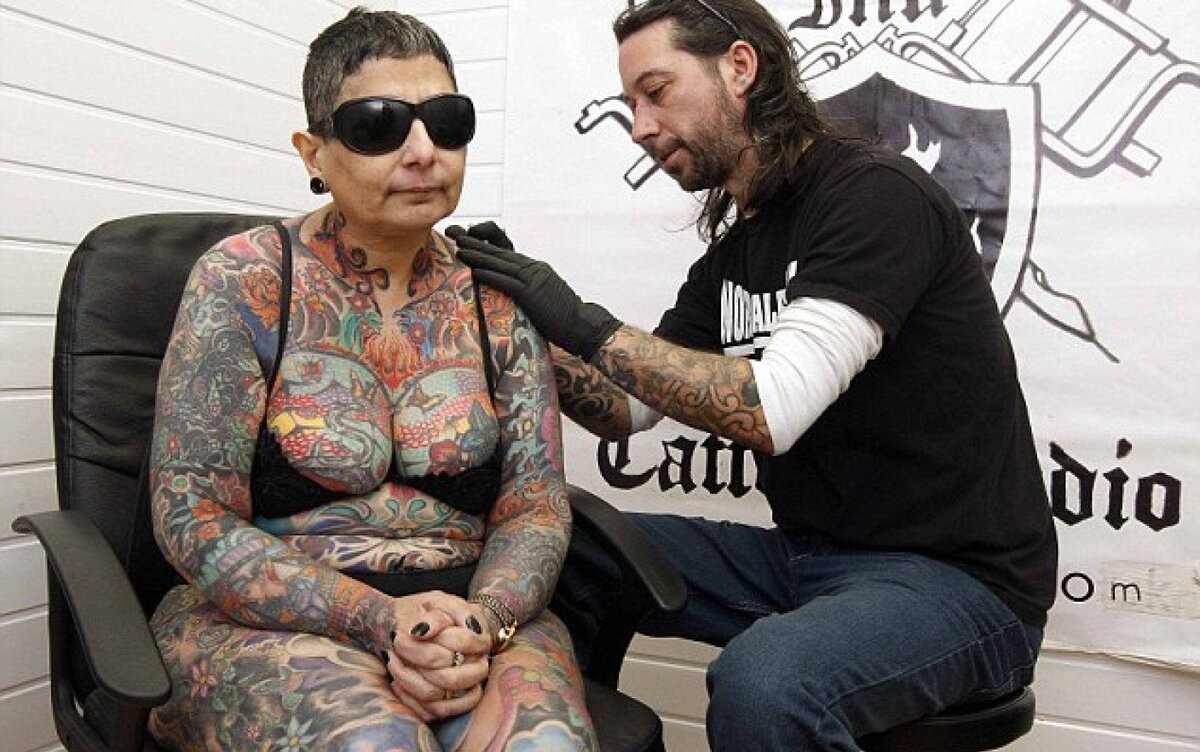 Женщина сделали тату в 60 лет/URL:https://mixyfotos.ru/делают-тату-в-60-лет-женщине-фото/