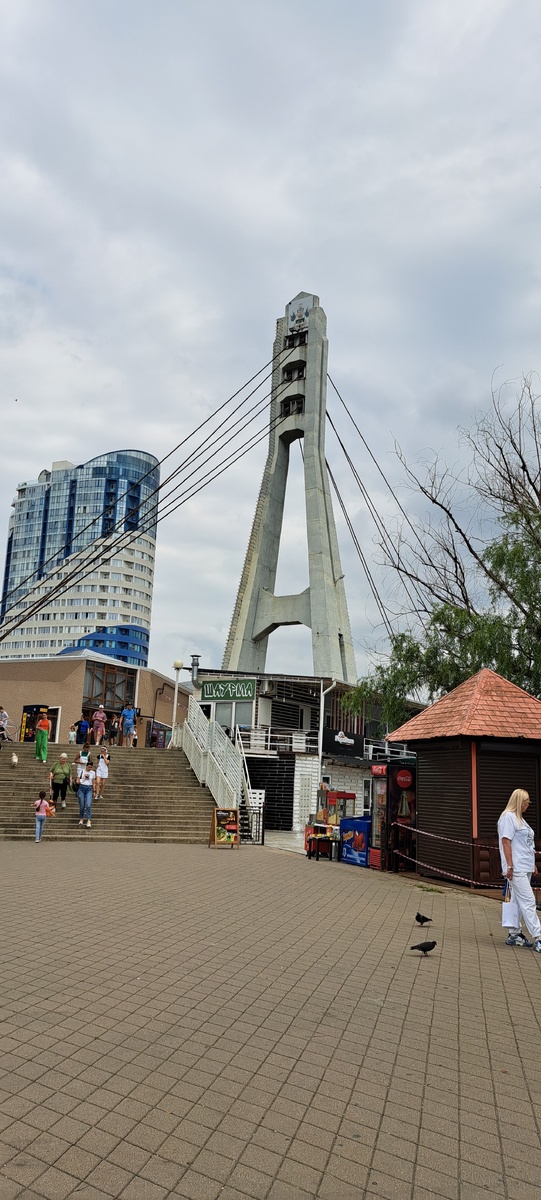 Краснодар. Кубанская набережная и Мост Поцелуев.