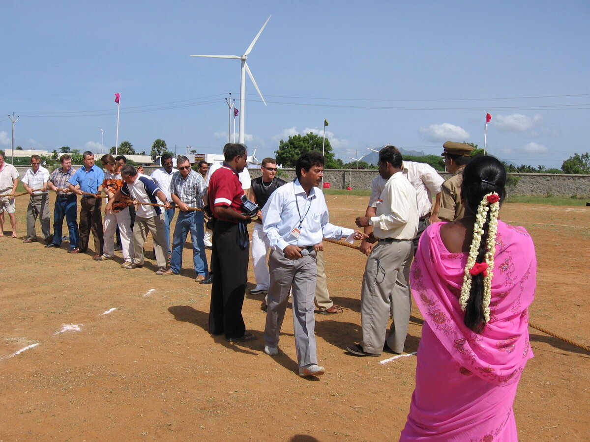 День независимости. Перетягивание каната. Фотография из личного фотоархива, Индия 2005 год.