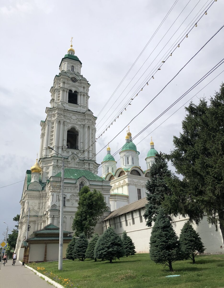 Главный вход на территорию Кремля - через Колокольню. Есть еще второй, через Никольские ворота. Фото автора