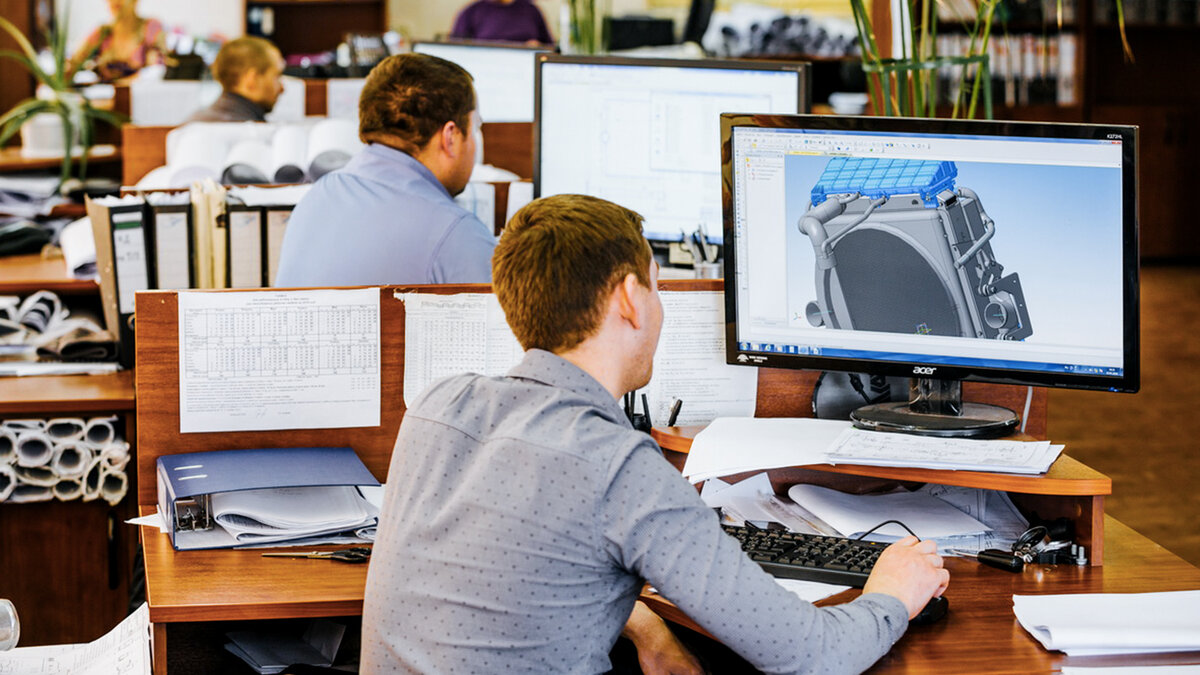 Его коллега работает над новым изделием.