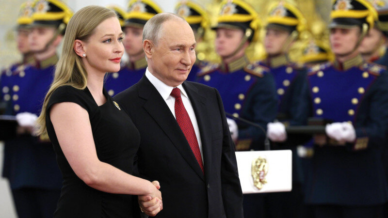     Владимир Путин и Юлия Пересильд. kremlin.ru
