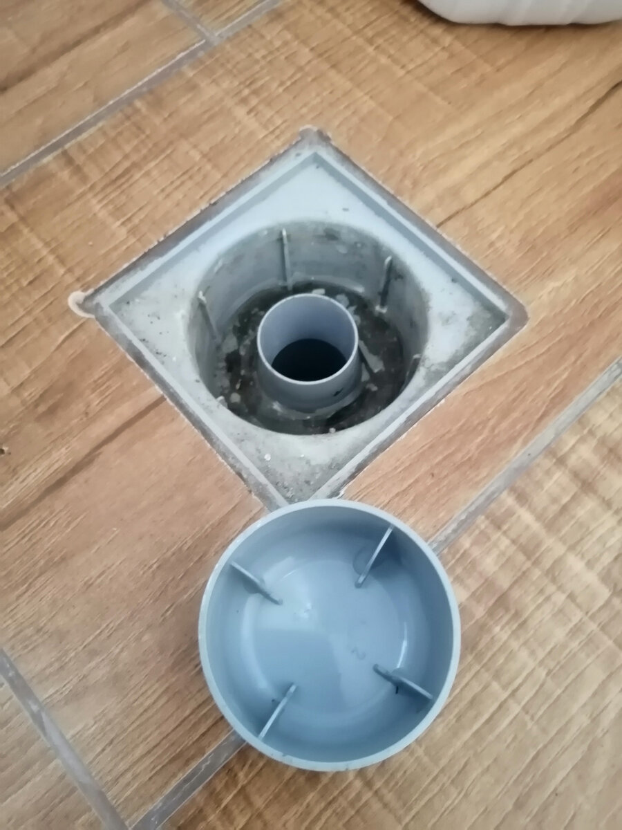 Трап с гидрозатвором в полу котельной. Запах из него непередаваемый.