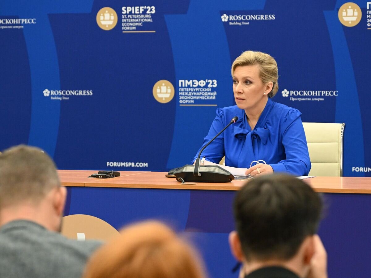 Захарова на форуме в питере фото