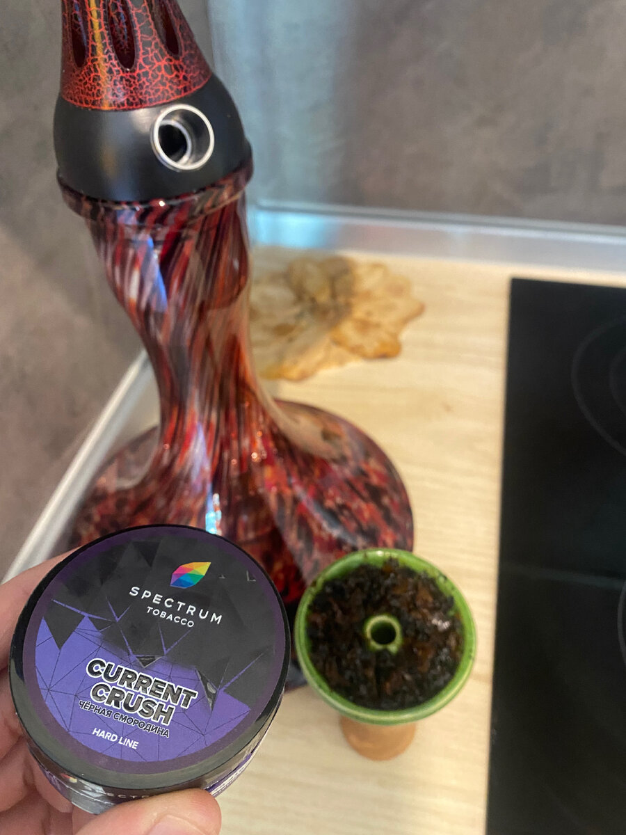 Насыщенный вкус немного терпкой, натуральной и давно уже всем полюбившейся черной смородины. Уникальный вкус, который не похож на то, что вы пробовали раньше. Яркая сладость и освежающая кислинка покорят вас с первого же вдоха. Вкус отлично сочетается с другими ягодными, свежими и десертными вкусами, но не менее хорош и в соло.