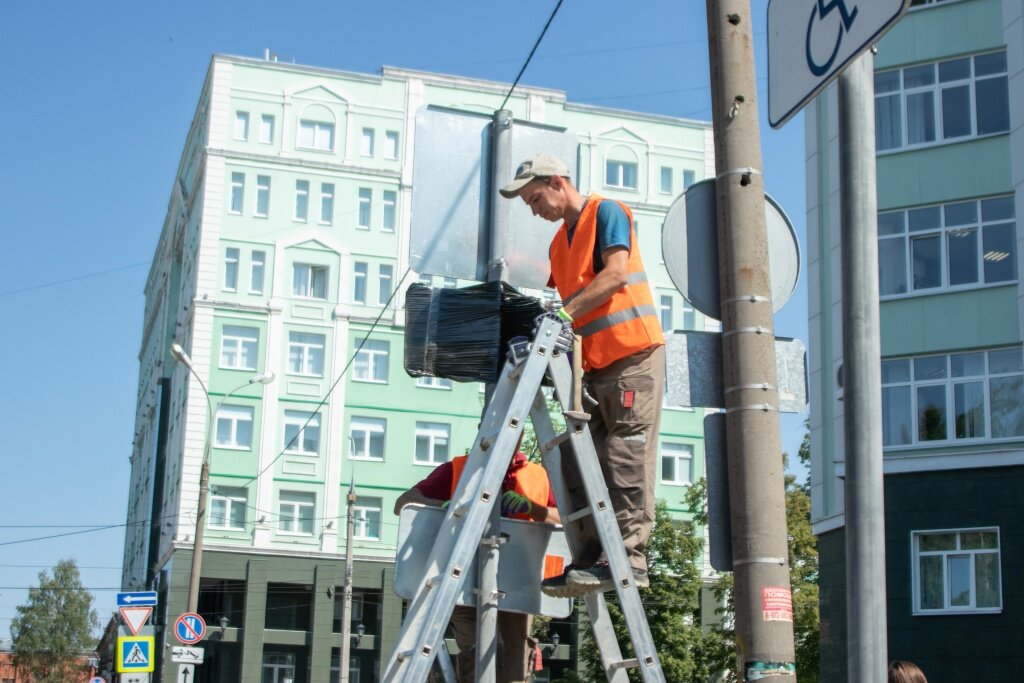  Фото 1: Сейчас на местах будущих парковок ставят знаки. Фото: Александра Рыбалкина
