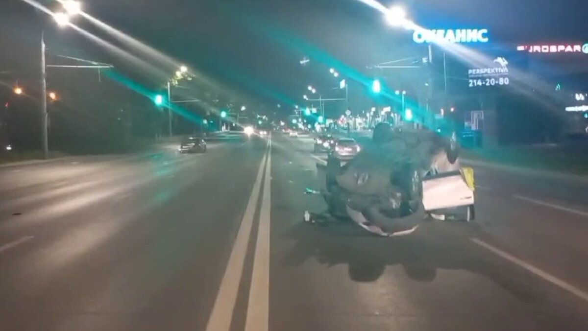     Массовая авария произошла накануне вечером возле ТЦ «Океанис» в Нижнем Новгороде. Момент жуткого ДТП с участием трех машин попал на видео.