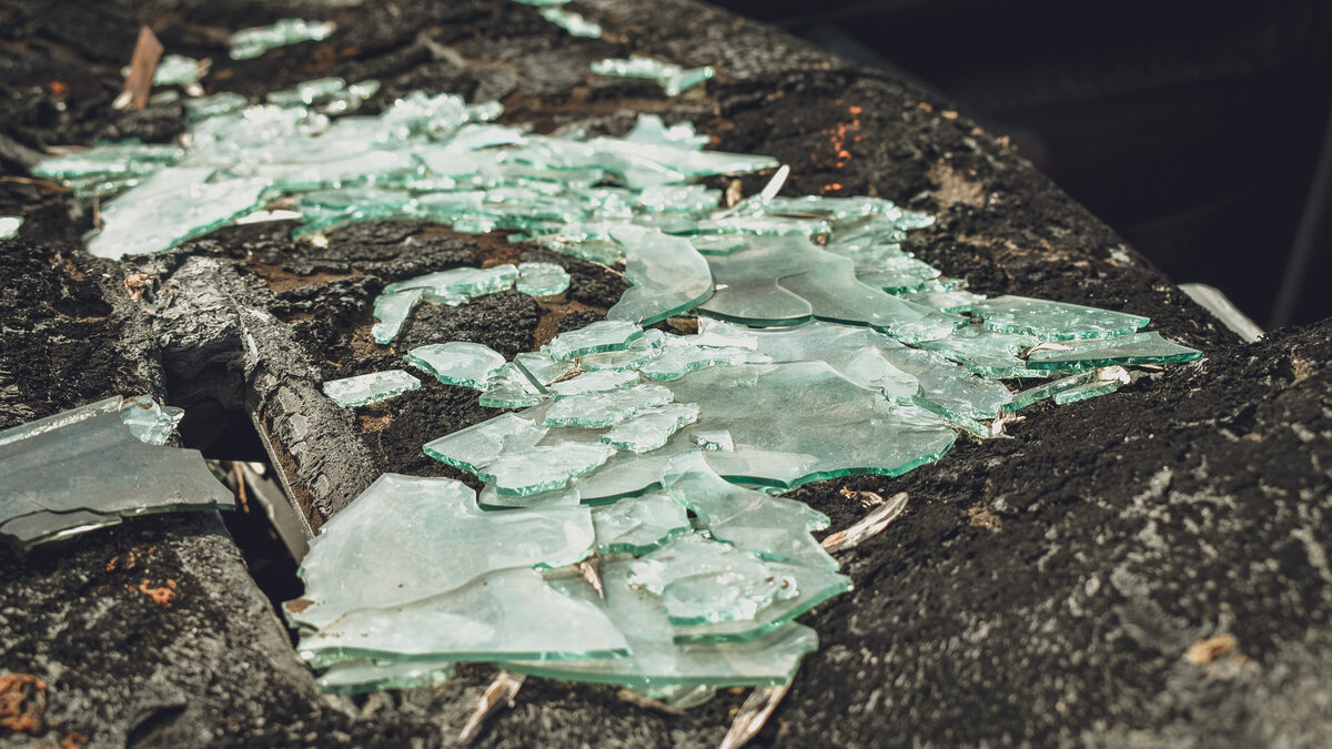    Четырем людям, находившимся в салоне, понадобилась медицинская помощь.