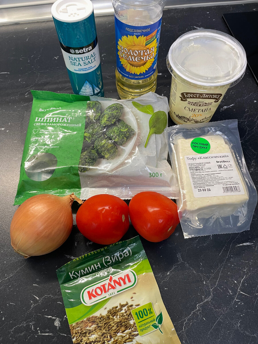 Репчатый лук почистить, вымыть, нарезать кубиками. В сковородку налить растительное масло, переложить лук и обжарить его до золотистого цвета