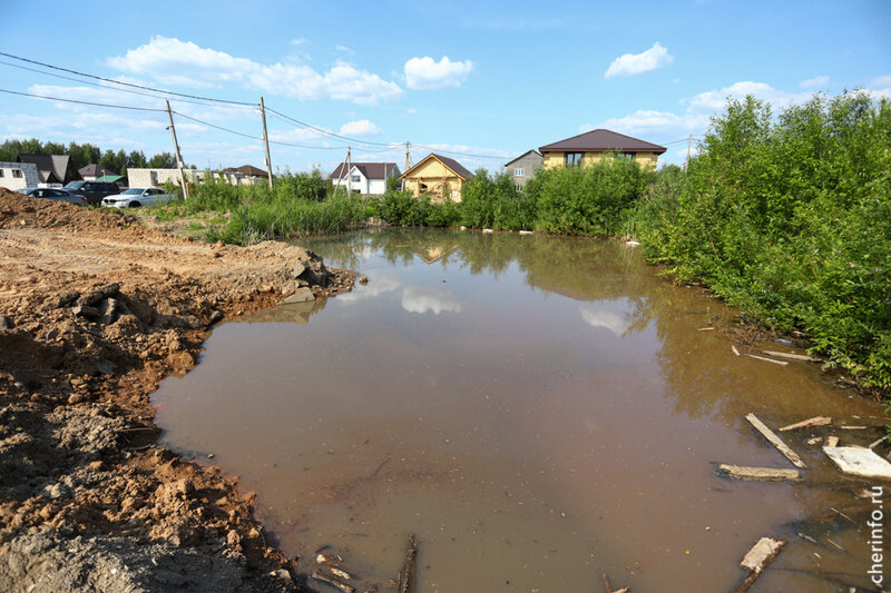    Водоем в коттеджном квартале закопали, предварительно откачали воду. Но несильный запах остался.