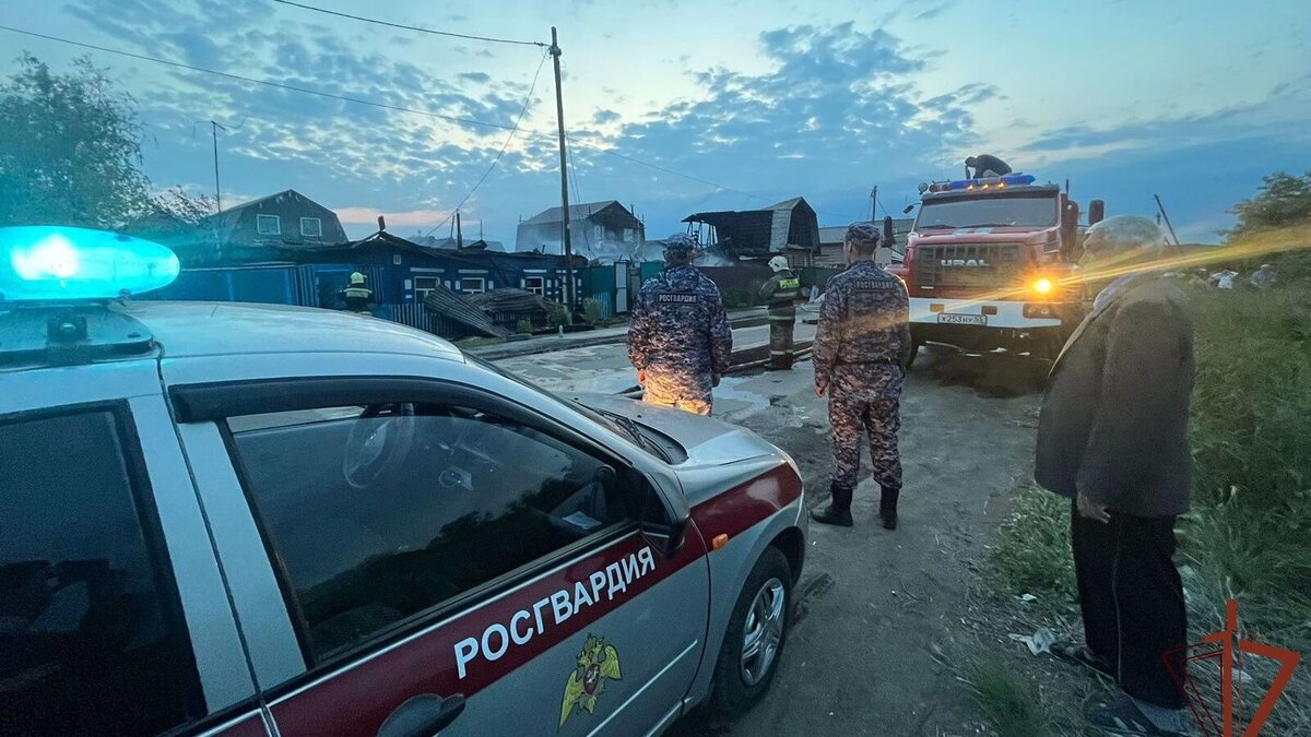     Они помогли одному из погорельцев эвакуировать несовершеннолетних до прибытия сотрудников МЧС.