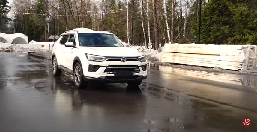 кадр из видео-обзора с канала «Japan Bus Минивэны из Японии»