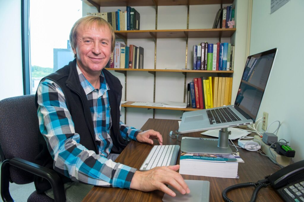 Алексей Буров в своем кабинете в Фермилабе