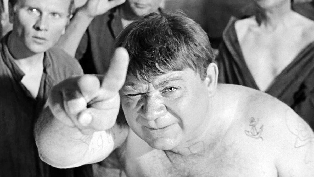 Кадр из фильма "Джентльмены удачи" в черно-белом телевизоре канала "Солнце в цветочек"