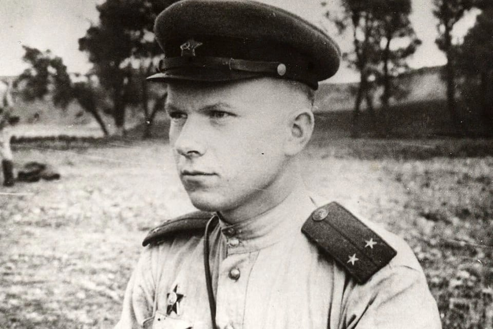 Писатели 1924 года рождения. Василь Быков. Василь Быков писатель.