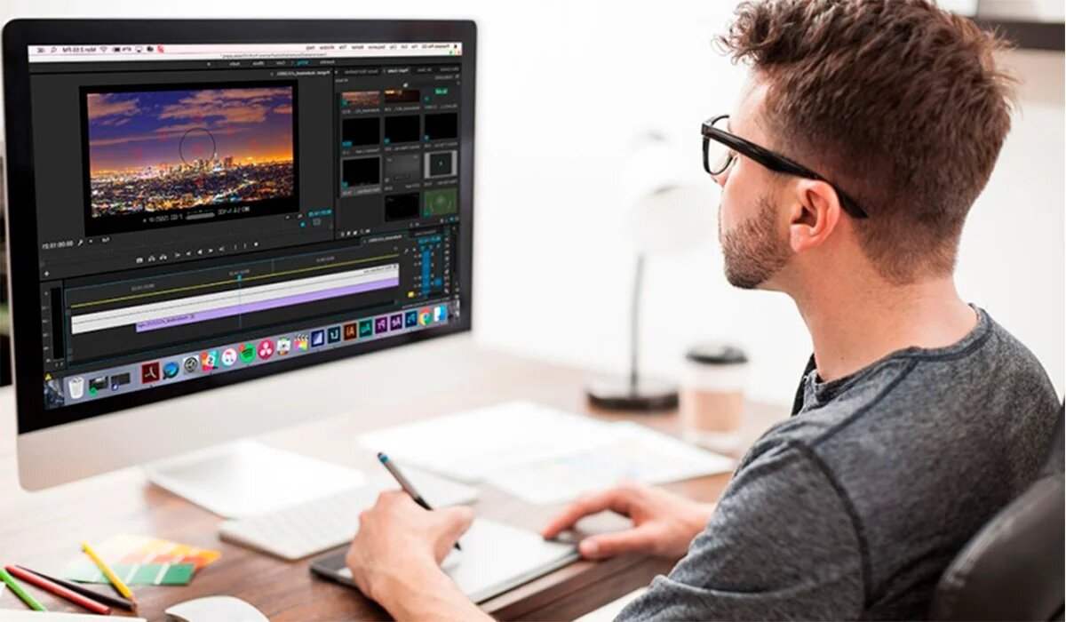 инженер по видео монтажу за работой