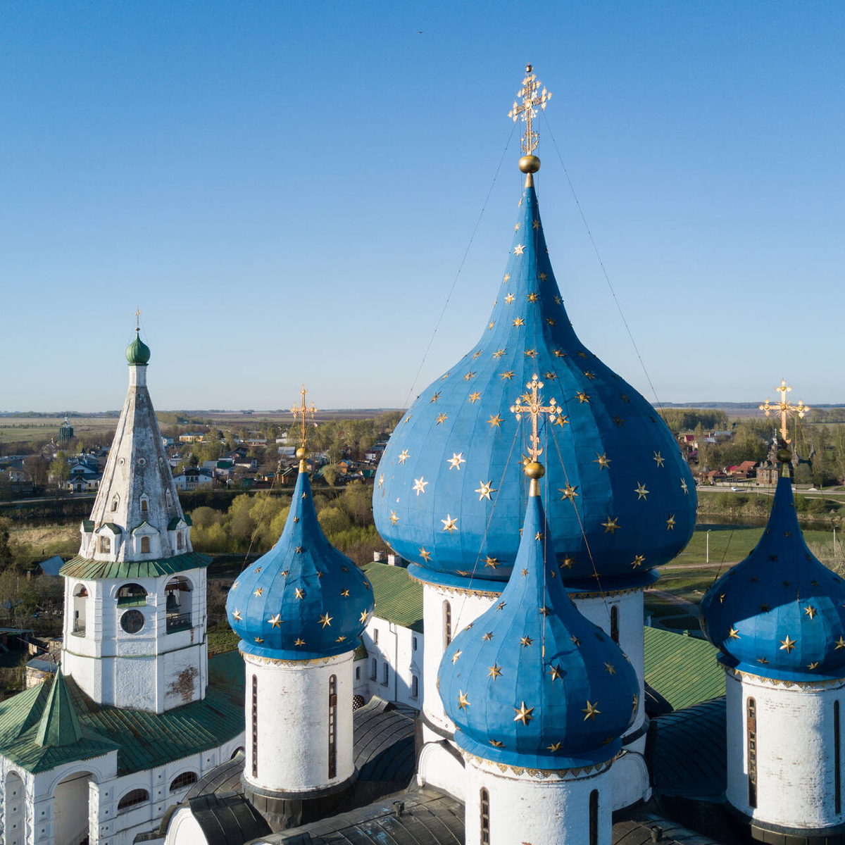 Храм в Суздале с куполами