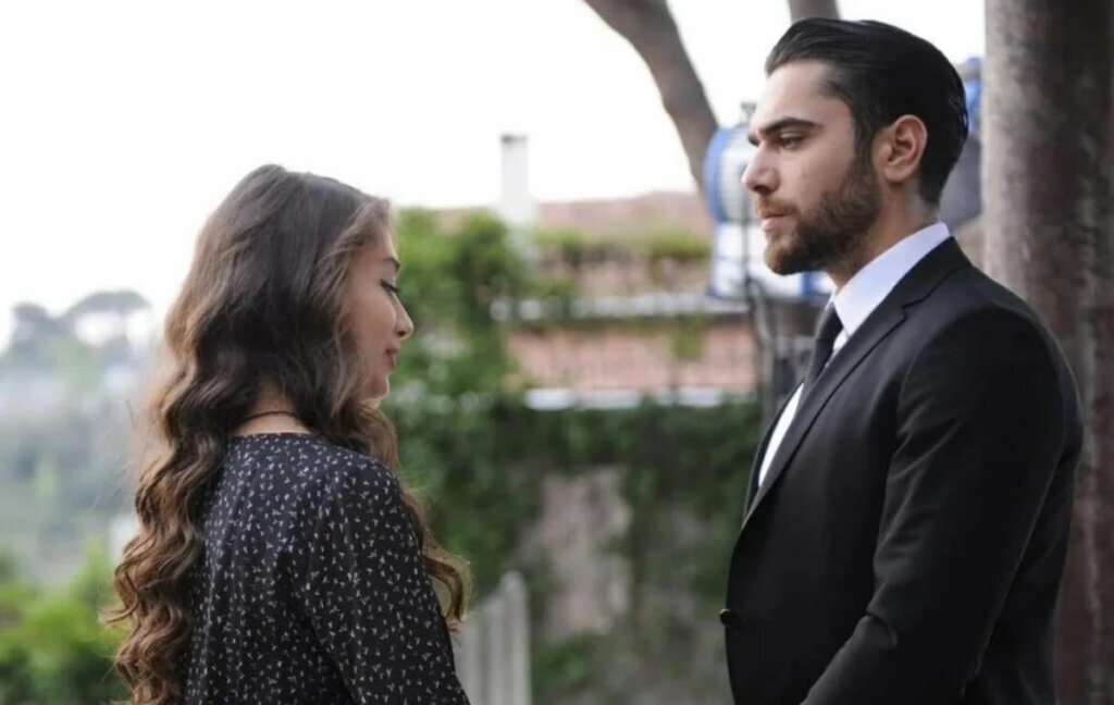  Фанаты актрисы не верят, что она счастлива. Фото: стоп-кадр из сериала «Два лица Стамбула»