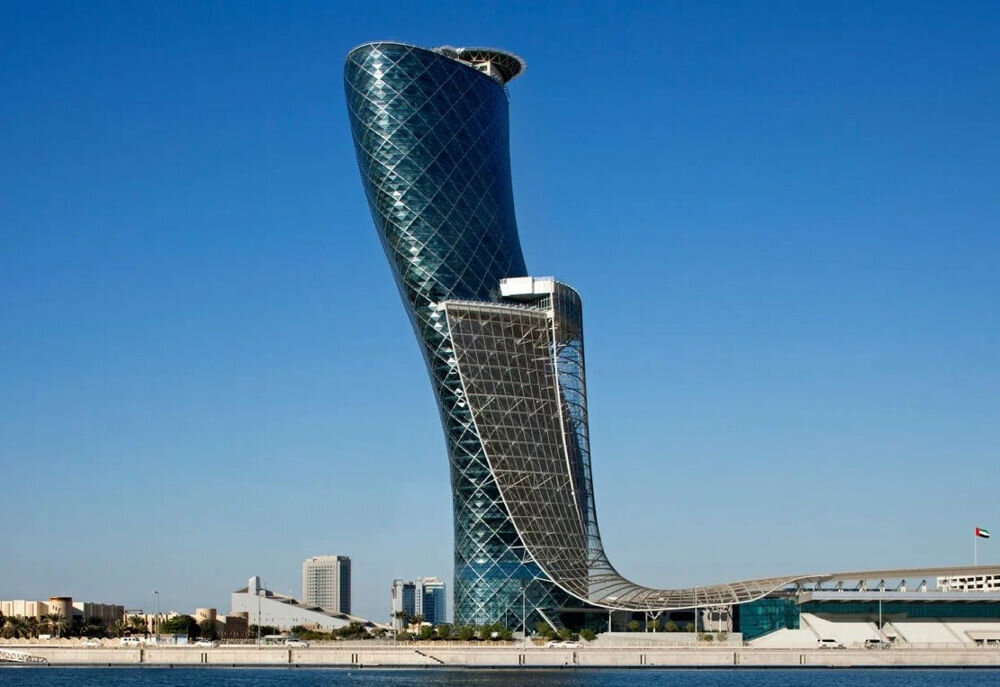 Небоскреб Capital Gate в Абу-Даби 