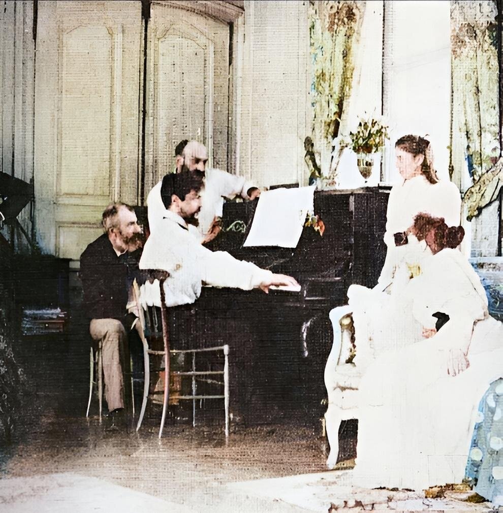 Фотография 1893 года, на которой французский композитор Клод Дебюсси (1962-1918) играет на пианино в доме Люзанси со своим другом Эрнестом Шоссоном.
