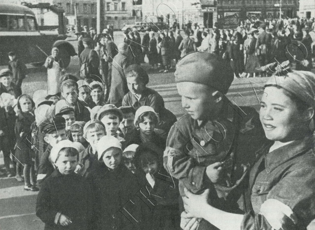 Население ленинграда в 1941. Эвакуация детей Ленинграда. Блокада Ленинграда эвакуация детей. Эвакуация детей из блокадного Ленинграда. Дети блокадного Ленинграда фото.