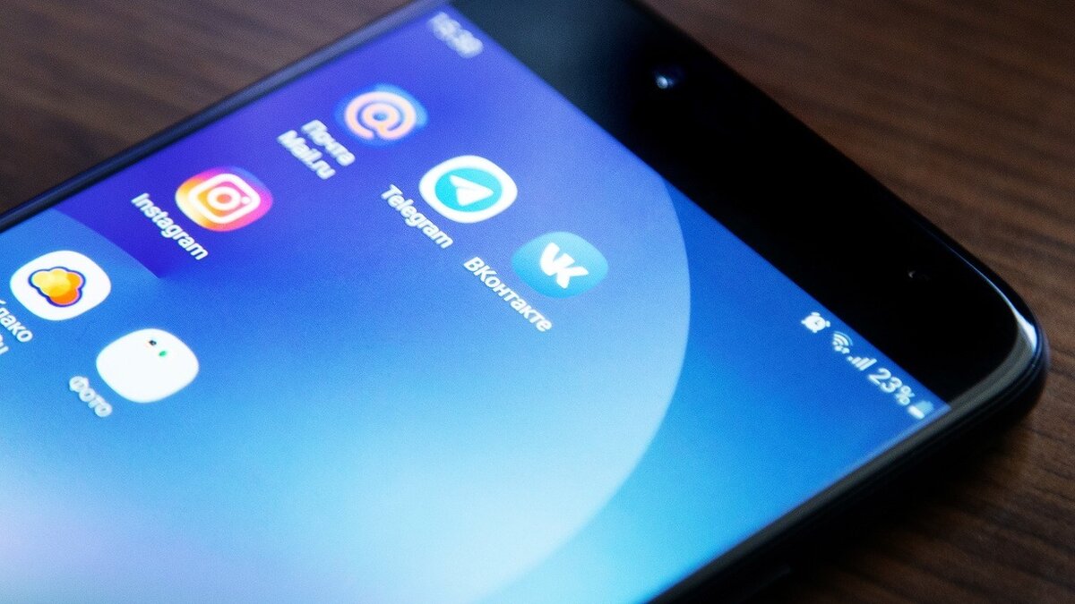     Эксперты «Лаборатории Касперского» выяснили, как кибермошенники сумели организовать шпионскую атаку на владельцев устройства Apple и похитить данные жертв.