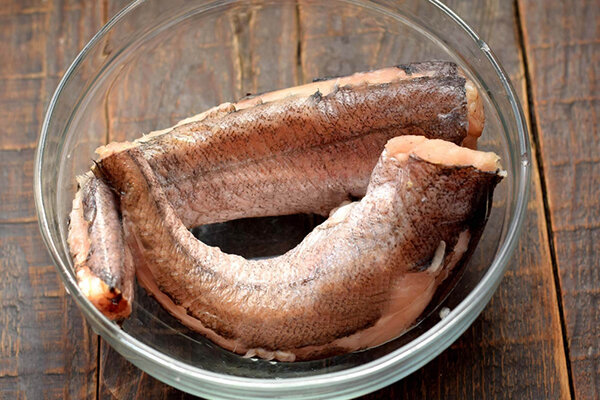 Минтай, запеченный в духовке под вкусным соусом на луковой подушке — один из вариантов приготовления вкусной рыбы в духовке.-4