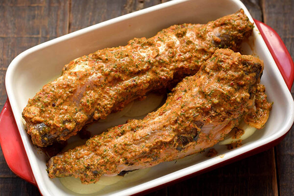 Минтай, запеченный в духовке под вкусным соусом на луковой подушке — один из вариантов приготовления вкусной рыбы в духовке.-7