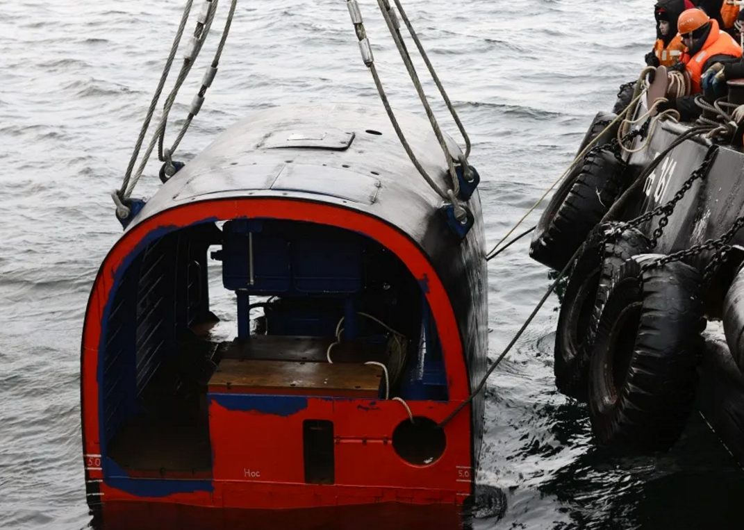 Подводный спасательный. Спасательная капсула АПЛ. Спасательная капсула на подводной лодке комсомолец. Курск подводная лодка спасательная капсула. Борей к-535 спасательная капсула.