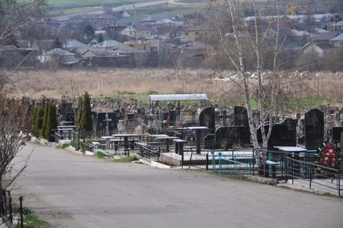    На закрытом кладбище появляются свежие захоронения.