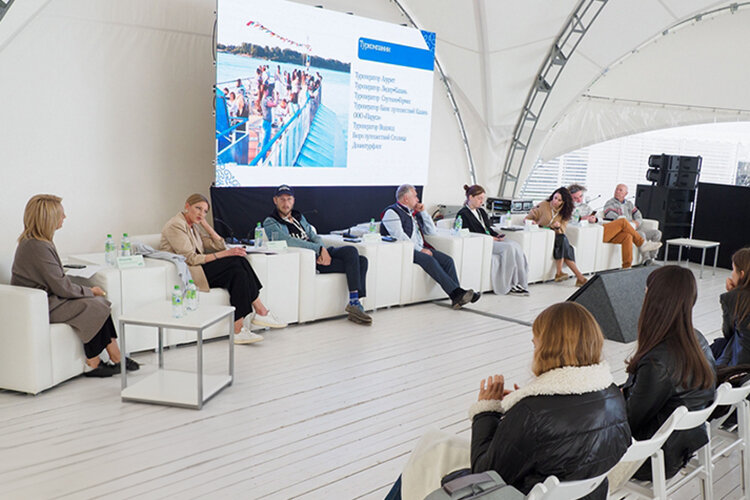   «Задача каждого речного города — обеспечить горожанам возможность проводить больше времени у воды», — говорили накануне участники летних архитектурных «Диалогов» Фото: Андрей Титов