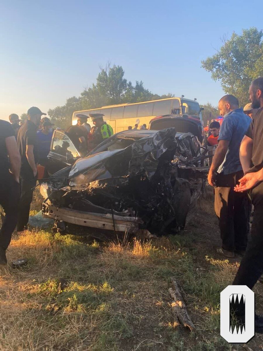 20 человек пострадали и 9 погибли в ДТП в Дагестане. На трассе "Кавказ" столкнулись автобус, Камаз и легковушка "Тойта Камри". Сперва произошло столкновение "Тойоты" с грузовиком, после чего Камаз стокнулся с автомусом, который следовал из Хасавюрта в Москву. На месте работают спасатели.