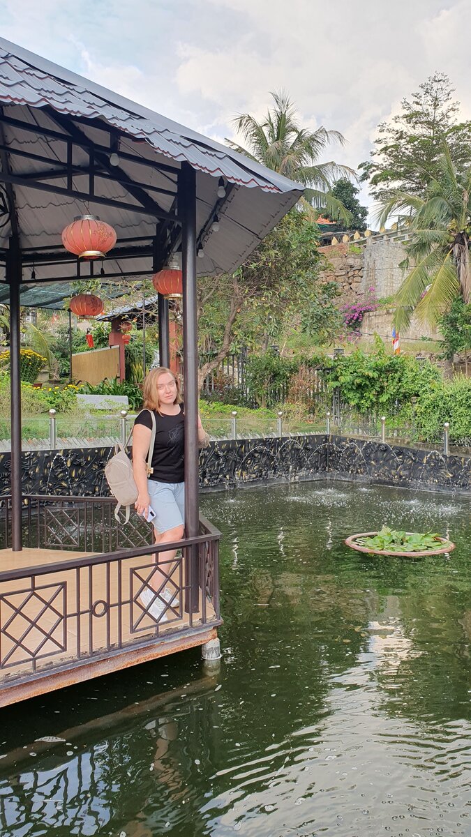 Пруд с карпами в буддийском храме