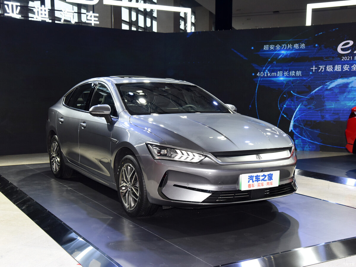 Знак NFC на зеркале заднего вида означает, что автомобиль можно открыть с помощью смартфона.