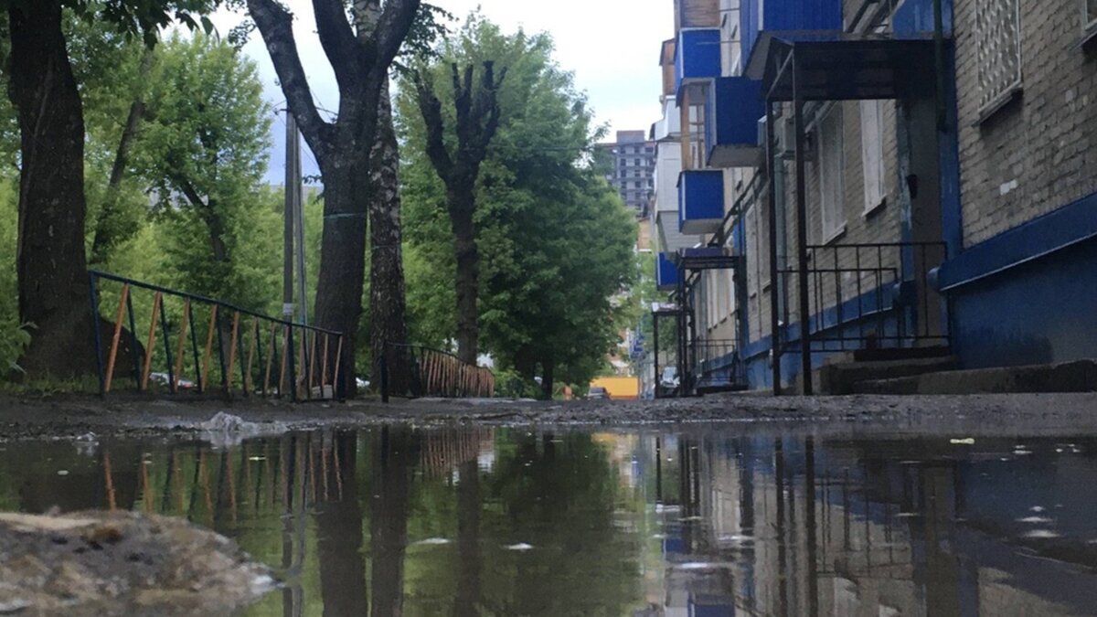     В Тобольске проливные дожди затопили детский сад № 15 — под водой оказался цокольный этаж. Дошкольное учреждение не работает с 20 июня.