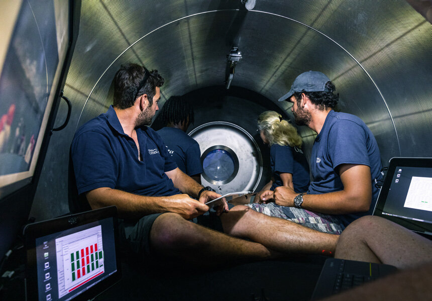 Экипаж в самом батискафе. Как место не так много и и всего один иллюминатор