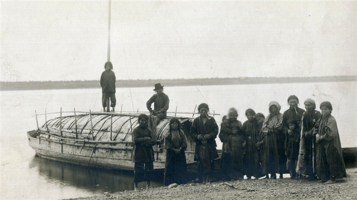 «Енисейцы у илимки». Кеты. Енисейская губерния. Экспедиционная фотография И.В. Тюшнякова. 1915 г. Из собрания Этнографического музея Казанского университета.