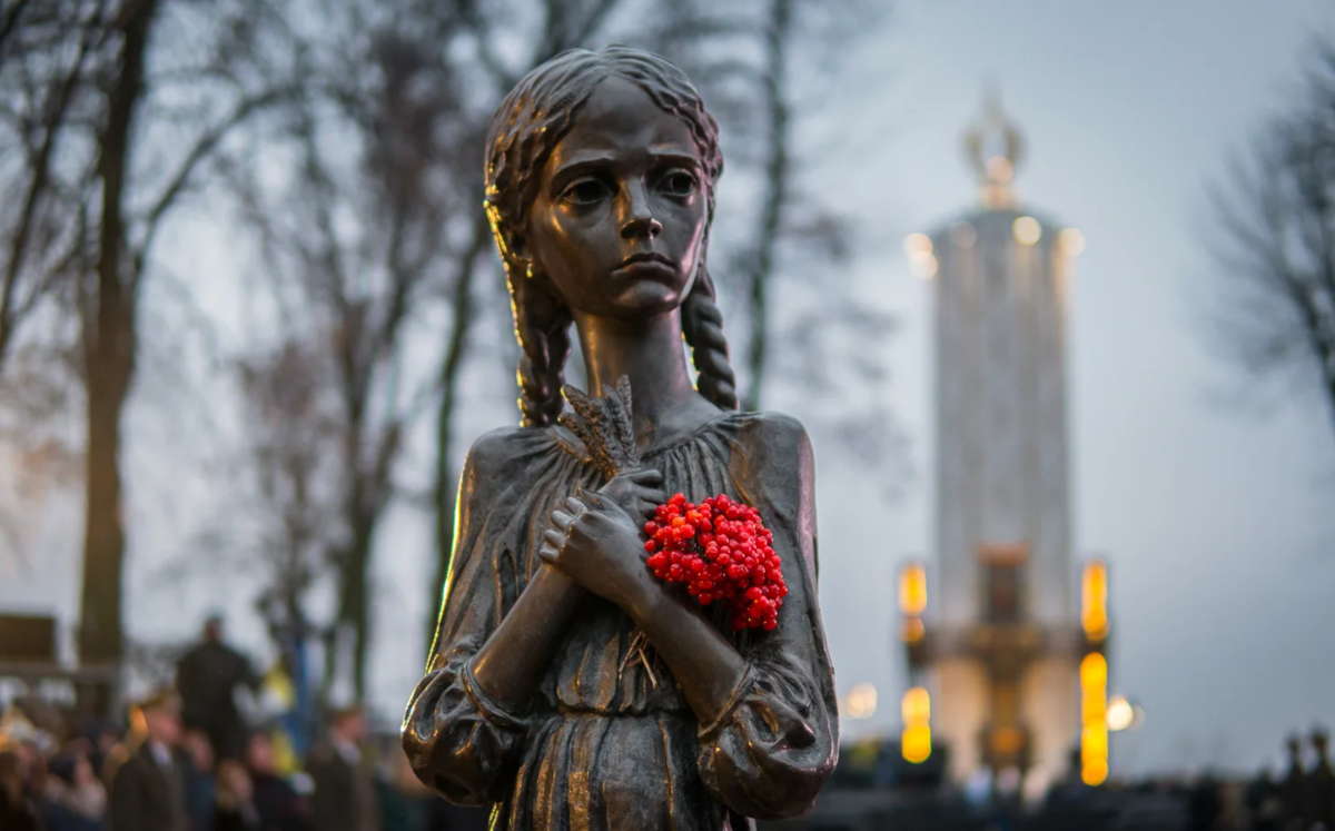 Памятник Голодомору в Киеве. Мемориал жертвам Голодомора в Киеве. Голодомор на Украине 1932-1933 памятники. Памятник жертвам Голодомора.