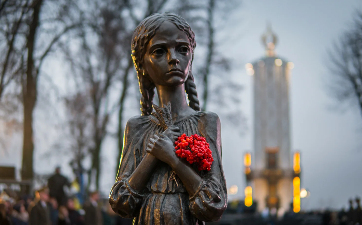 Голодомор. Памятник Голодомору в Киеве. Мемориал жертвам Голодомора в Киеве. Голодомор на Украине 1932-1933 памятники. Памятник жертвам Голодомора.