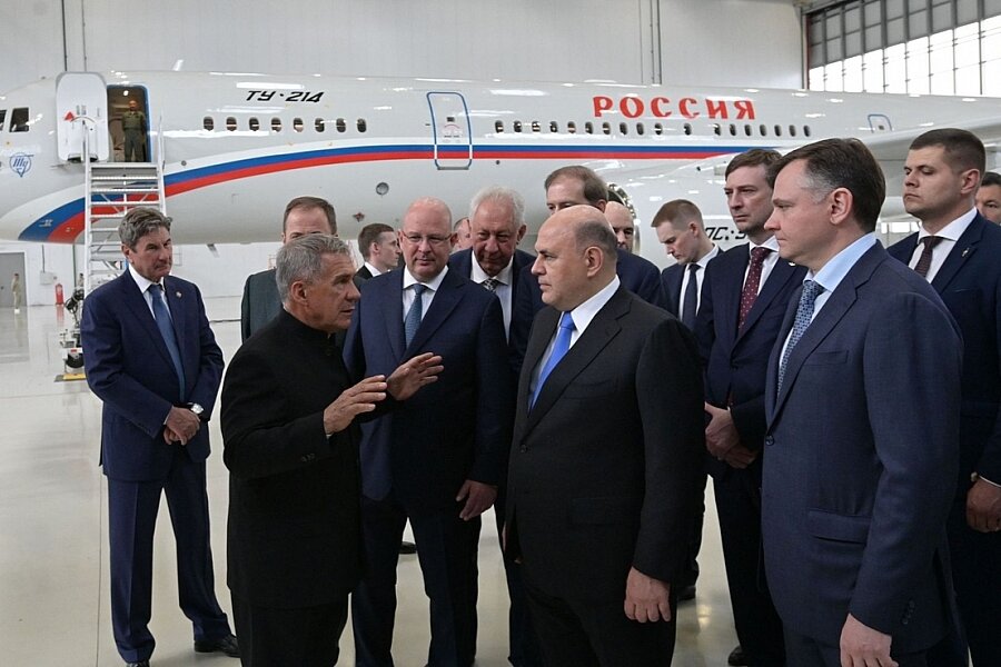Михаил Мишустин посетил Казанский авиазавод, где ему показали Ту-214. Фото пресс-службы Правительства РФ