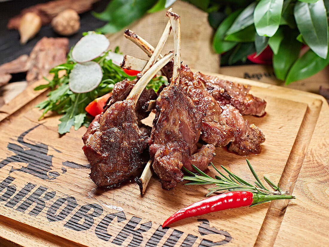    В Брянске мясному ресторану «Быковский» испортили аппетит после рекламы с непристойно изображенной девушкой avchernov