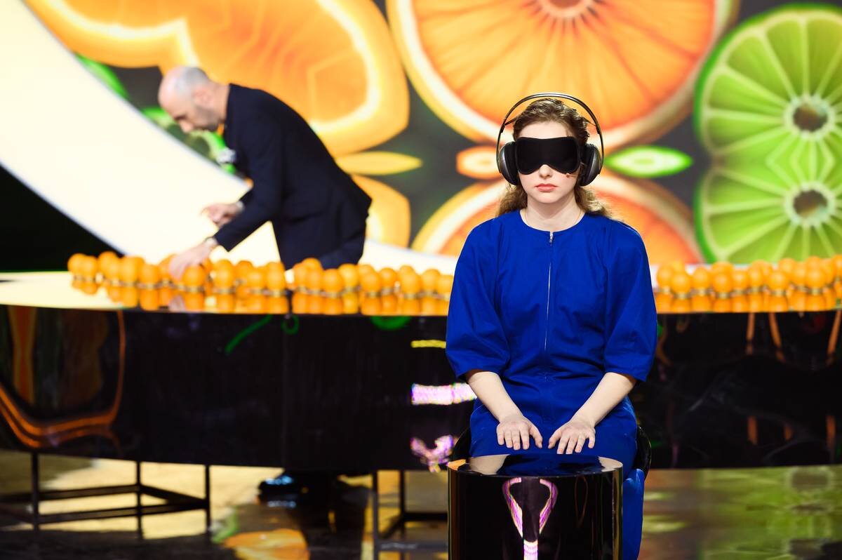    На шоу Ирине завязали глаза, чтобы она не видела, какой именно апельсин ей дает жюри / Фото: Пресс-служба телеканала Россия