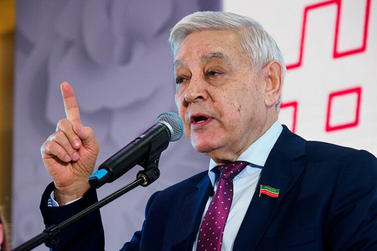    Мухаметшин сейчас доктор политологических наук, и, если его выберут в академики, он сразу перелетит через степень члена-корреспондента