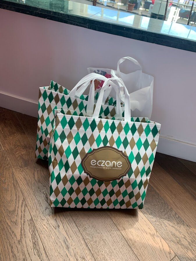 Если уж нашли аптеку, то без покупок точно не уйдете. Помимо лекарств, можно купить косметику, классные зубные щетки, витамины и др. На фото наш улов)